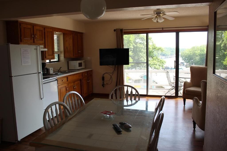 Private kitchen, Rock Harbor Resort and Motel, Camden