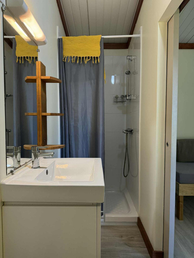 Bathroom 2, Auberge de Poe, Bourail