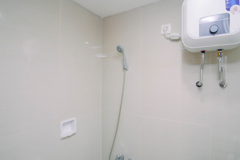 Bathroom 3, Urban Loft Studio at Apartment Apple 1 Condovilla By Travelio, Jakarta Selatan