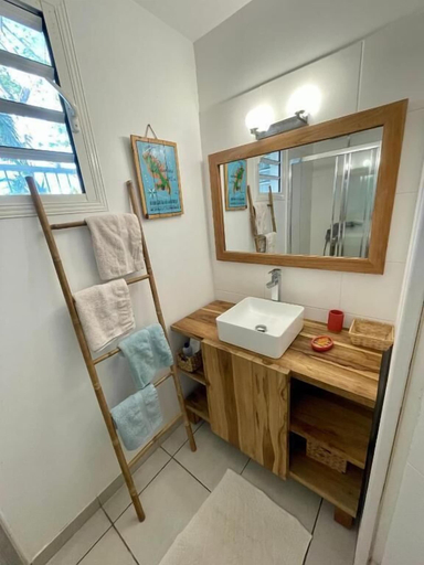 Bathroom, Kay Agapi, Le Diamant