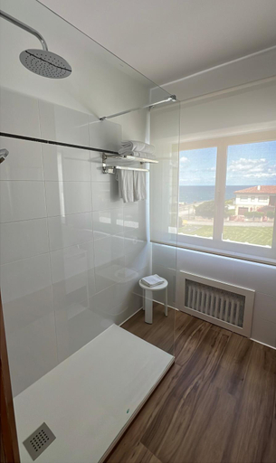 Bathroom 2, Hotel Playa de Los Locos, Cantabria