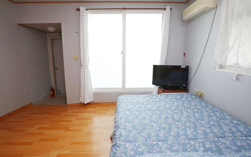 Bedroom 2, Sujeong Pension, Taean