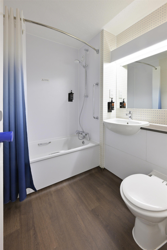 Bathroom 4, Travelodge Birmingham Yardley, Birmingham