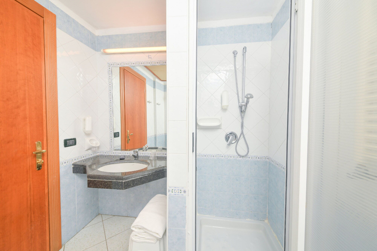 Bathroom 4, Hotel Terme Felix, Napoli