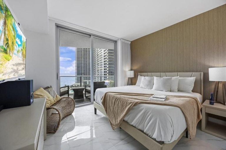 Room 2, Lyfe Resort Hollywood Florida, Broward