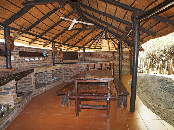 Outdoor dining 2, Limpopo River Lodge