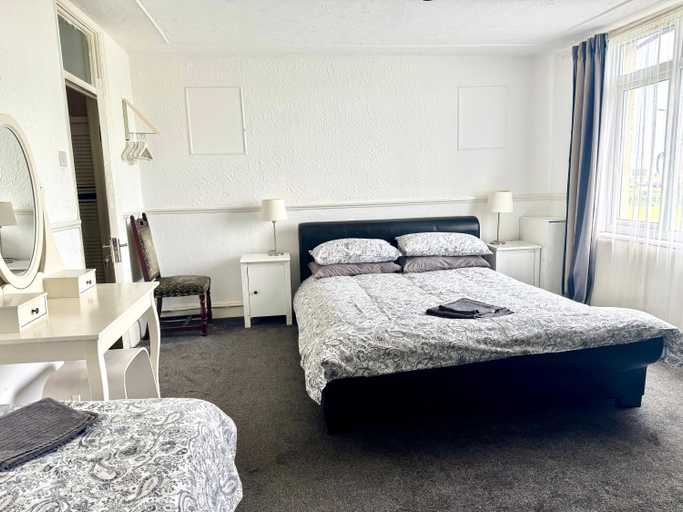 Bedroom 2, AC Lounge 125, Essex