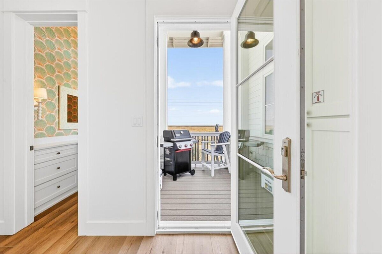 Interior 5, A Wave From Home 101 LGL, Nueces