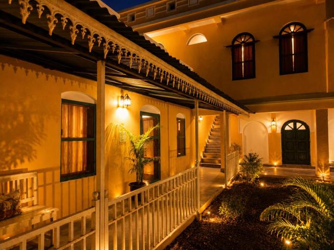 Exterior & Views