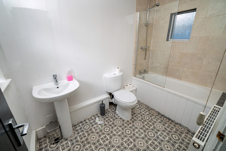 Bathroom, Cosy 3-bed House Walk to Swansea Stadium, Swansea