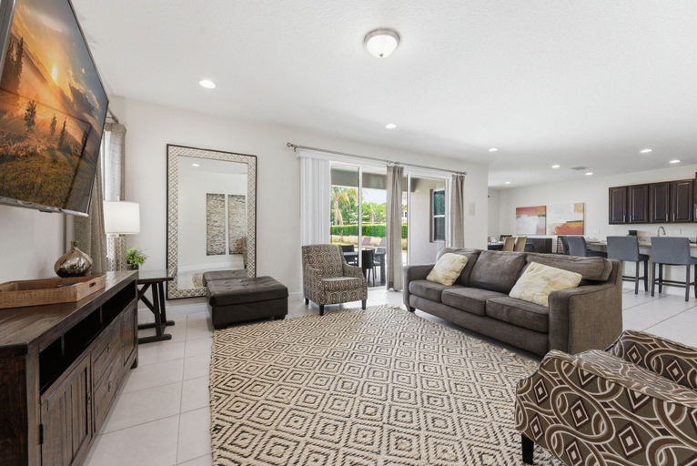 Living area 3, Comfort 6BR Getaway, Private Pool, Great Location, Osceola