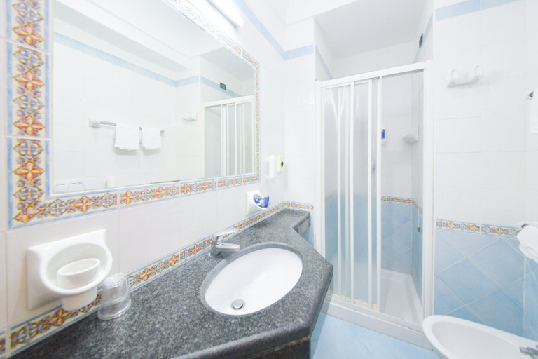 Bathroom 3, Hotel Terme Felix, Napoli