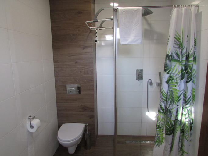 Shower 3, Zakotwiczeni w Rewie, Puck