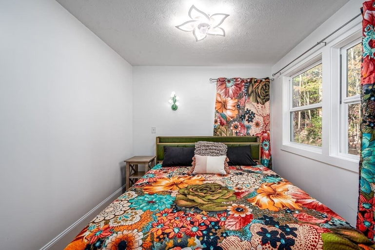 Interior 2, Full Bloom Tree House - Stonewall Road, Chatham