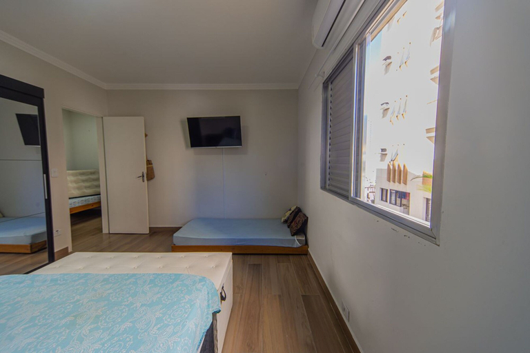 Room 2, Apto a 750m da Praia da Enseada com Ar e Wi-fi, Guarujá