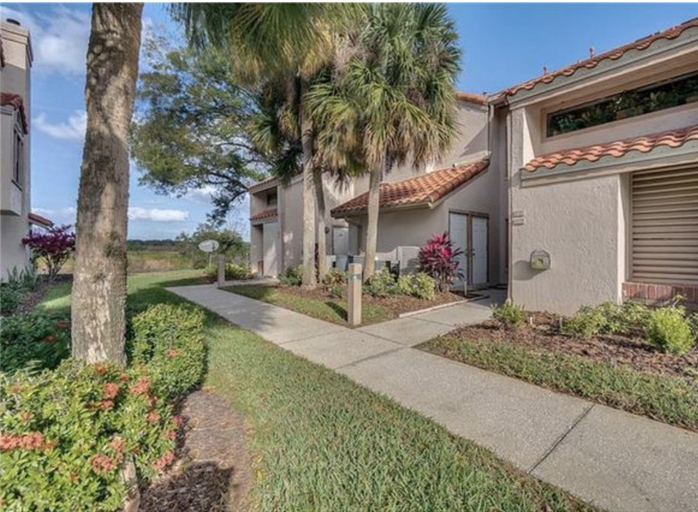 Room 5, Prestigious Lake Views in Winterset, Polk