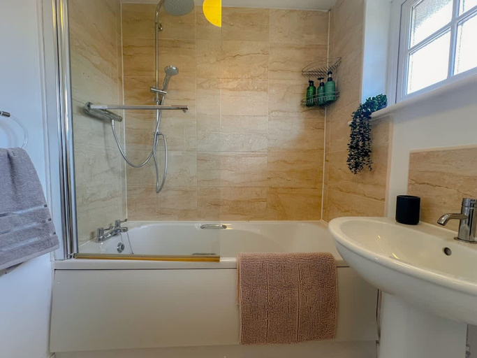 Room 5, Perfect Booking 3 Bed Home in Central Bracknell, Bracknell Forest