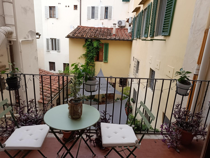 Others 3, Lo studio nel borgo, Florence
