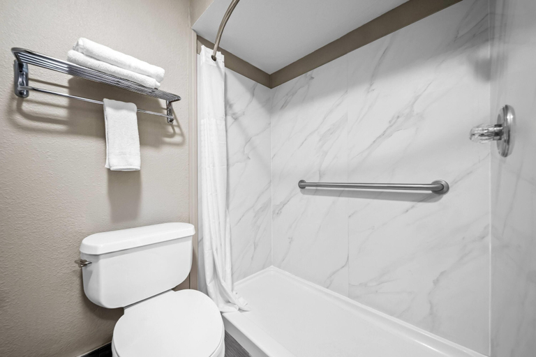 Bathroom 4, Days Inn by Wyndham Troy, Pike