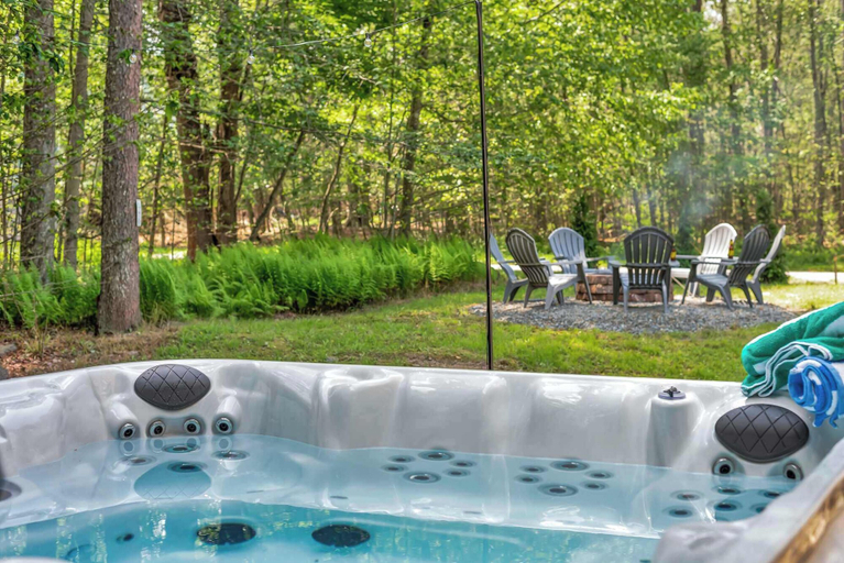 Sport & Beauty 5, Hot Tub Game Room Firepit Arrowhead Family, Monroe