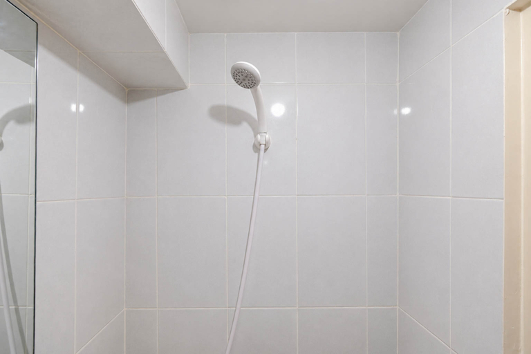 Bathroom 4, Minimalist Studio Apartment for 2 Pax at Tokyo Riverside PIK 2 By Travelio, Tangerang