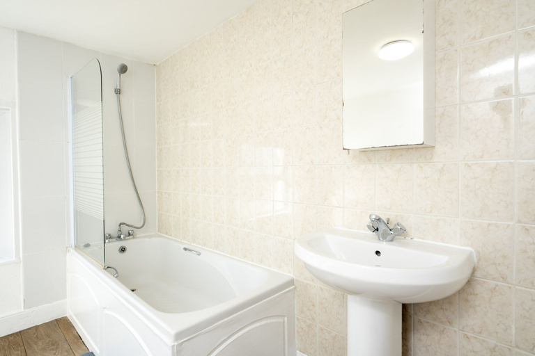 Room 4, Gloucester Street Nest - 3BR Flat for 7 Guests, Gloucestershire