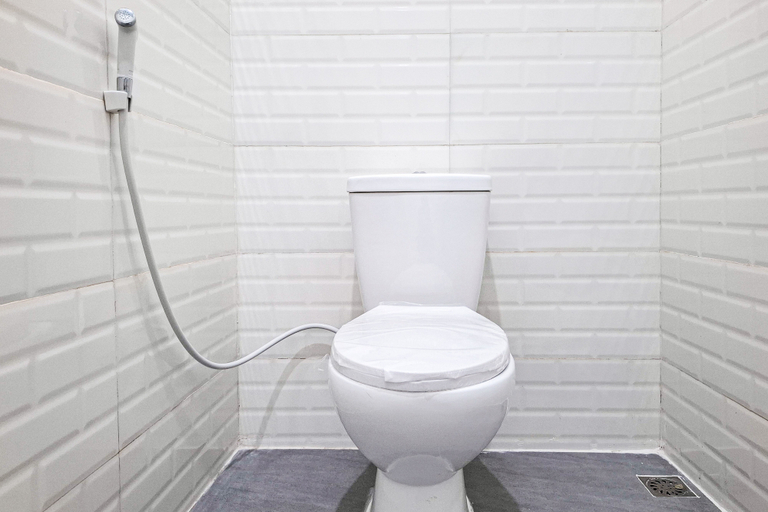 Bathroom 3, RedDoorz Syariah AN NUR near Exit Toll Krapyak 3 Semarang, Semarang