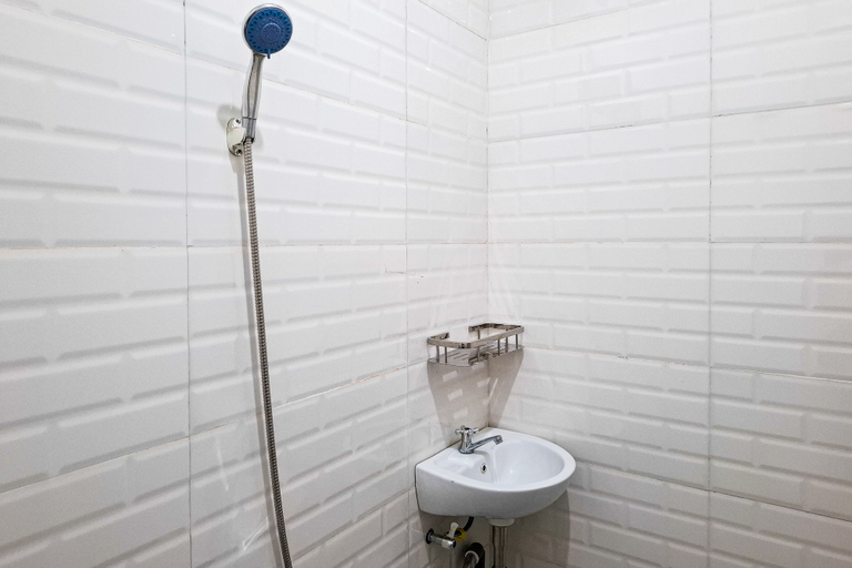 Bathroom 2, RedDoorz Syariah AN NUR near Exit Toll Krapyak 3 Semarang, Semarang