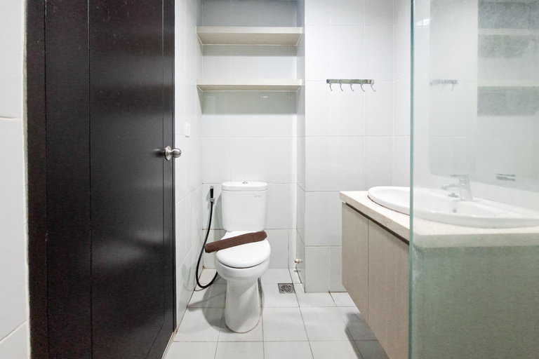 Bathroom 5, Airy Studio at Casa de Parco Apartment By Travelio, Tangerang