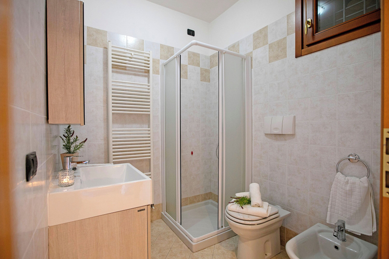 Bathroom 3, Appartamento Vista Lago, Brescia