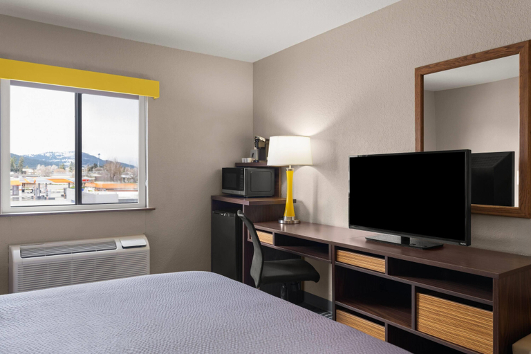 Bedroom 3, Super 8 by Wyndham Kalispell Glacier National Park, Flathead