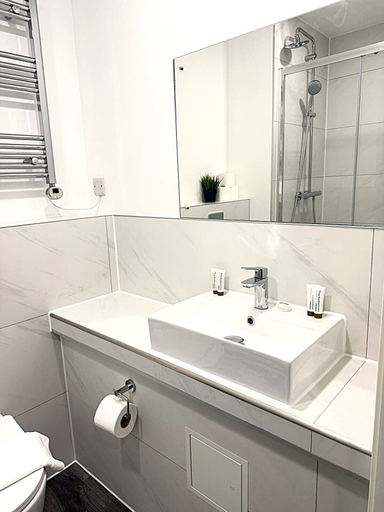 Bathroom 3, Goodmayes Grand Hotel, London