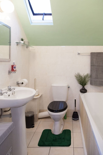 Room 2, Spacious 220sqm House 10-min Dr City Ctr Heaton, Manchester