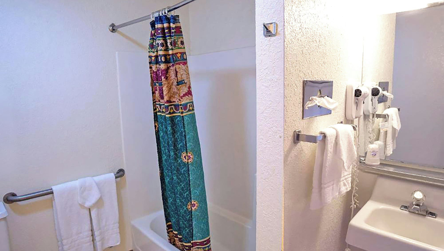 Bathroom 5, Big Horn Lodge, Grand