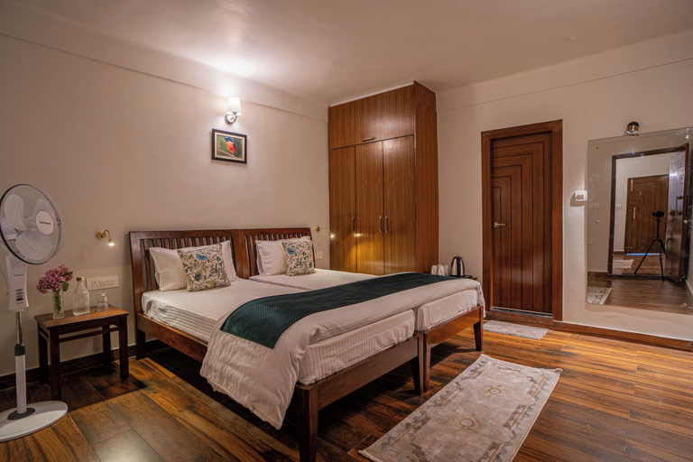 Room 5, Alaya Stays Headingly Suite Lake Facing, Nainital