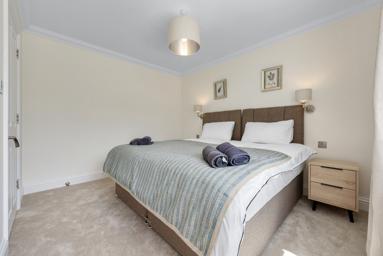 Room 4, Spacious 3BR Flat in Stroud Haven, Gloucestershire