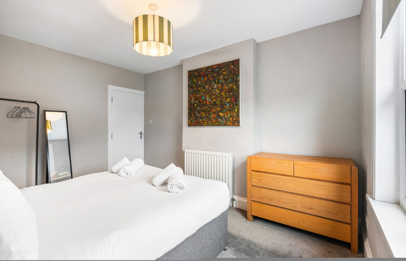 Room 3, Spacious 5BR Home With Parking in Central Horsham, West Sussex
