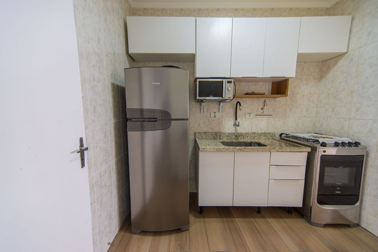 Room 3, Apto a 750m da Praia da Enseada com Ar e Wi-fi, Guarujá