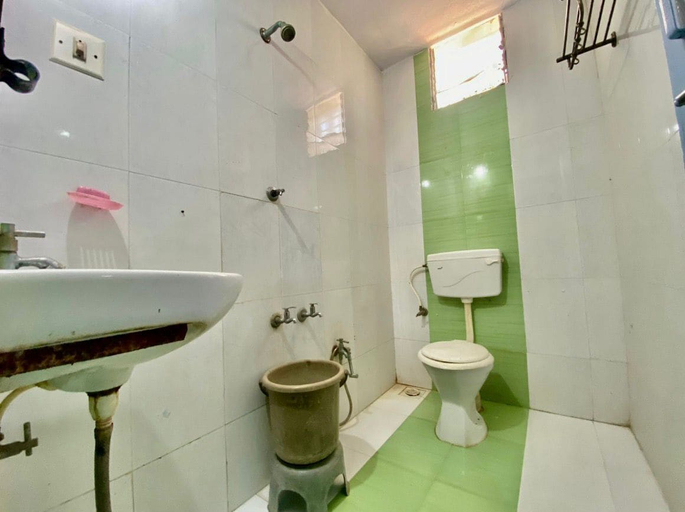 Bathroom 2, Comfort Holiday Una, Junagadh