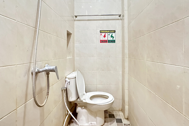 Bathroom 4, RedDoorz @ Komplek MMTC Deli Serdang 2, Medan
