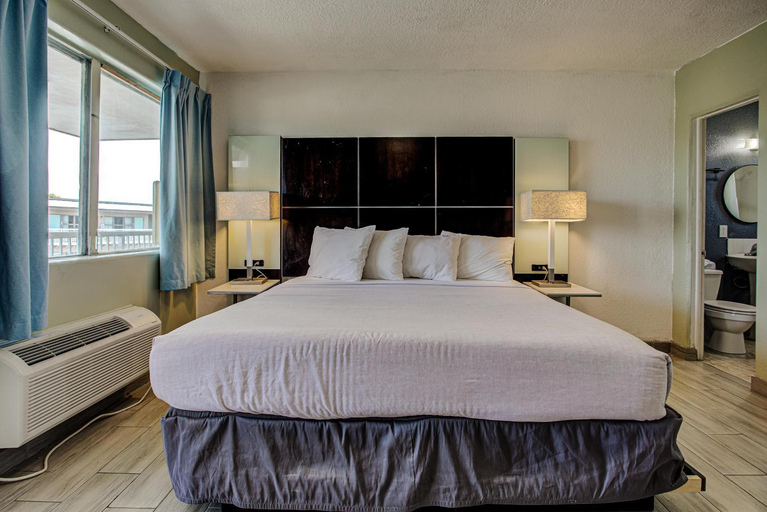 Bedroom 3, Beach House Inn with POOL & Hot Tub, Volusia