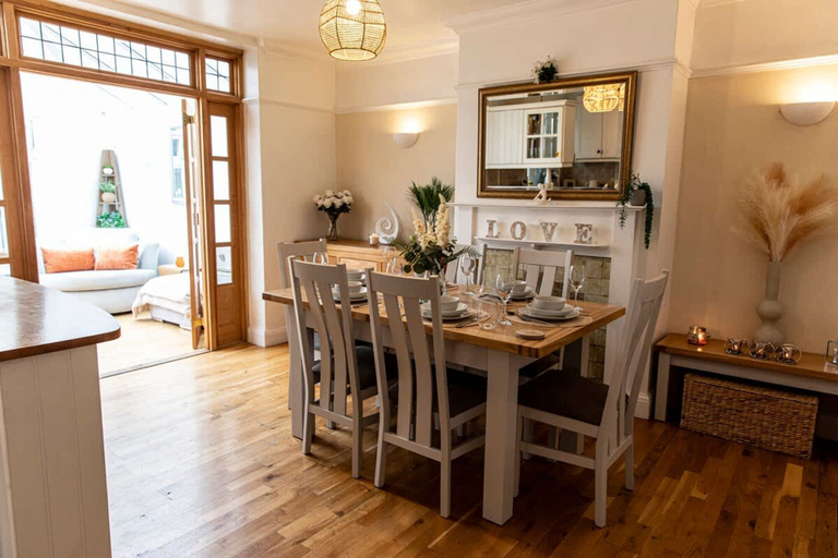 Room 3, Lovely Home 2 Parking Spaces Castle High St, Medway