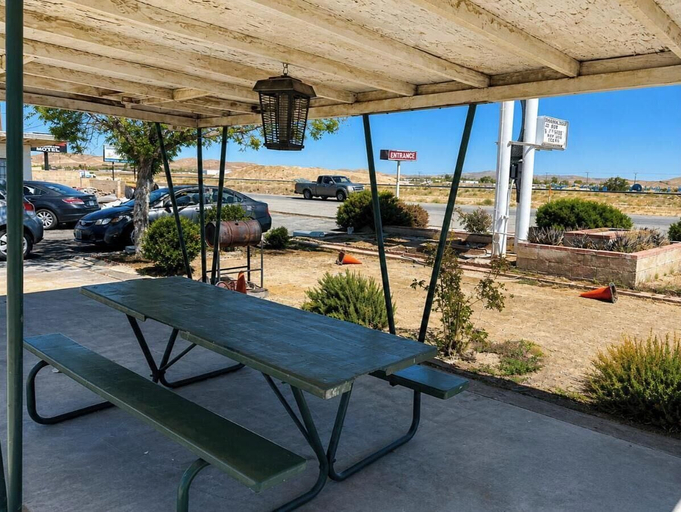 Others 5, Carl's Motel, Kern