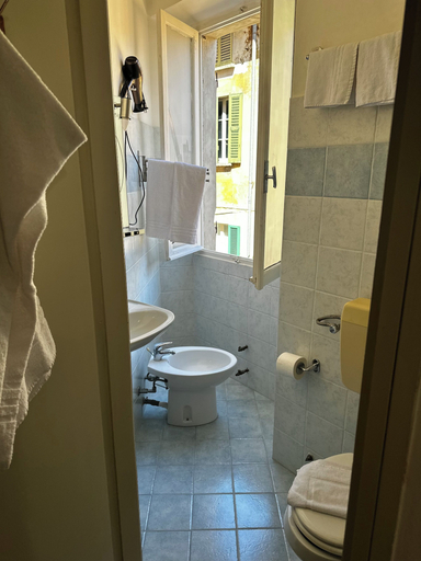 Bathroom 4, Spagna, Novara