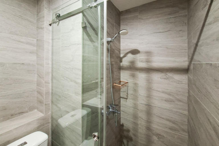 Bathroom 2, Elegant 1BR at Apartment Collins Boulevard By Travelio, Tangerang