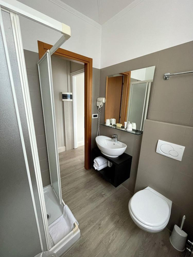Bathroom 3, Hotel Bazzoni, Como