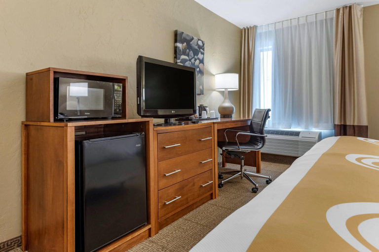 Bedroom 3, Quality Inn Dover, Tuscarawas