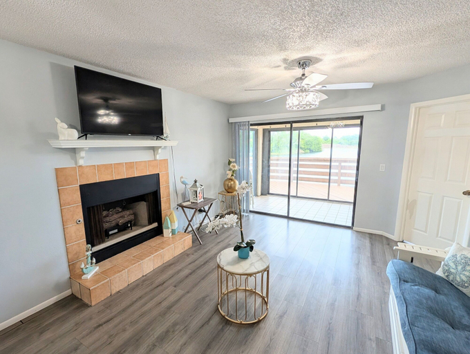 Room 3, Prestigious Lake Views in Winterset, Polk