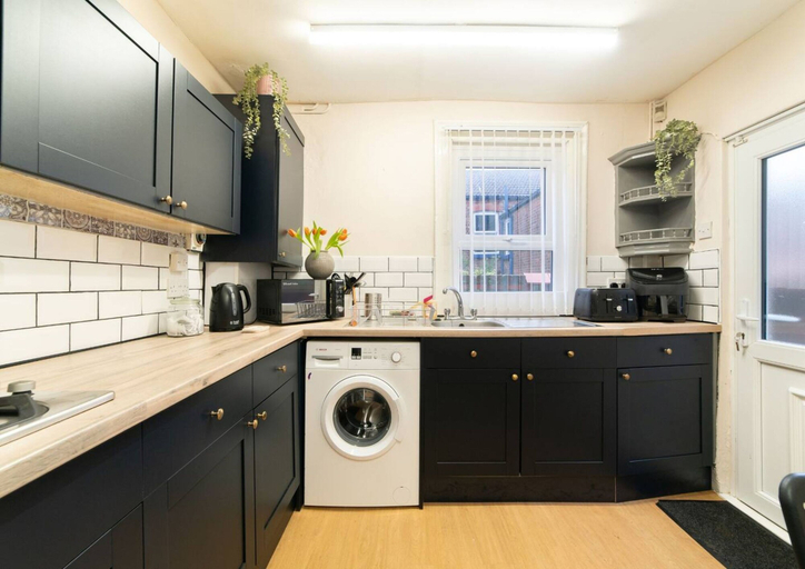 Room 2, Work-friendly Sefton Penny Lane Free Parking, Sefton