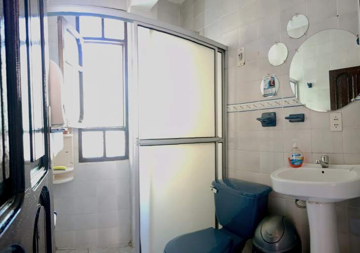Bathroom, Spanish Friends, Oropeza
